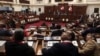 ARCHIVO - Legisladores de Perú sentados en el hemiciclo del Congreso mientras esperan la llegada de la presidenta peruana Dina Boluarte, en Lima, Perú, el 28 de julio de 2023.