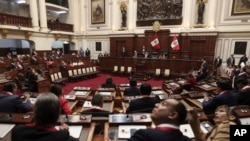 ARCHIVO - Legisladores peruanos aguardan la llegada de la presidenta peruana Dina Boluarte al Congreso. En Lima, Perú, el 28 de julio de 2023.
