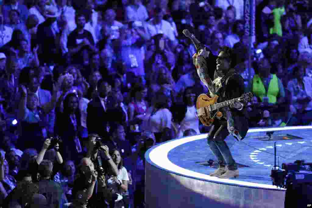 Lenny Kravitz msani akiwatumbwiza wajumbe kwenye mkutano wa Philadelphia, July 27, 2016.