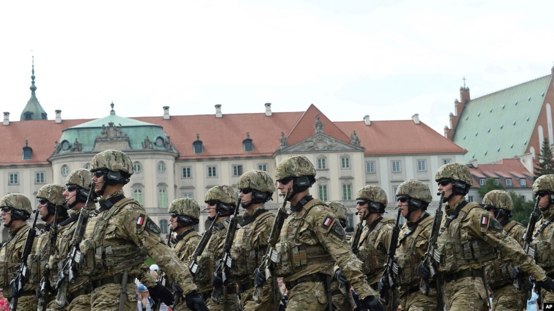 Солдаты Войска Польского во время ежегодного военного парада в честь Дня Войска Польского в Варшаве, Польша,  15 августа 2018 г. ( Фото AP/Алик Кеплиц)