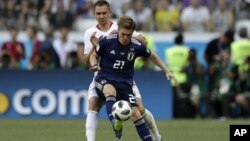 Gotoku Sakai, de la selección de Japón, controla la pelota delante de Artur Jedrzejczyk, de Polonia, durante el encuentro mundialista realizado el jueves 28 de junio de 2018, en Volgogrado (AP Foto/Andrew Medichini)