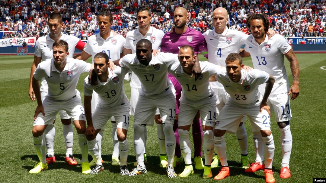 Tim sepakbola nasional AS berfoto bersama sebelum pertandingan persahabatan dengan Turki di Harrison, New Jersey (1/6). (Reuters/Mike Segar)