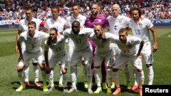 Tim sepakbola nasional AS berfoto bersama sebelum pertandingan persahabatan dengan Turki di Harrison, New Jersey (1/6). (Reuters/Mike Segar)