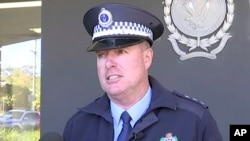 Ông Darren Williams, Quyền thanh tra cảnh sát, phát biểu tại cuộc họp báo về 4 thiếu niên lái xe SUV hơn 1.000km.