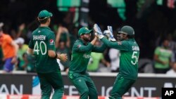 پاکستان میں جنوبی افریقہ کے ساتھ ہونے والی ہوم سیریز کے بارے میں تجزیہ کاروں کا ماننا ہے کہ پاکستانی ٹیم، جنوبی افریقہ کی ٹیم کے مقابلے میں کم تجربہ کار ہے۔ (فائل فوٹو)