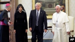 24일 바티칸 교황청에 도착한 도널드 트럼프(오른쪽 두번째) 미국 대통령과 부인 멜라니아(세번째) 여사가 프란치스코(오른쪽) 교황과 함께 집무실로 들어가고 있다.