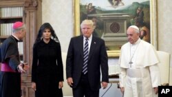 Donald Trump i Melania Trump u susretu sa papa Franjom