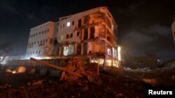 Zgrada oštećena na mestu eksplozije automobila bombe u biznis centru u Ulici Maka al Mukarem, u Mogadišu, Somalija, 28. februara 2019.