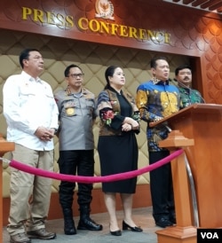 Ketua MPR Bambang Soesatyo berbicara dalam jumpa pers soal keamanan menjelang pelantikan Presiden dan Wapres di gedung MPR, Selasa (15/10). (Foto: VOA/Fathiyah)