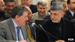 Mendiang Richard Holbrooke (kiri) mempunyai hubungan yang tegang dengan Presiden Afghanistan Hamid Karzai (foto dokumentasi: 1 April 2010).