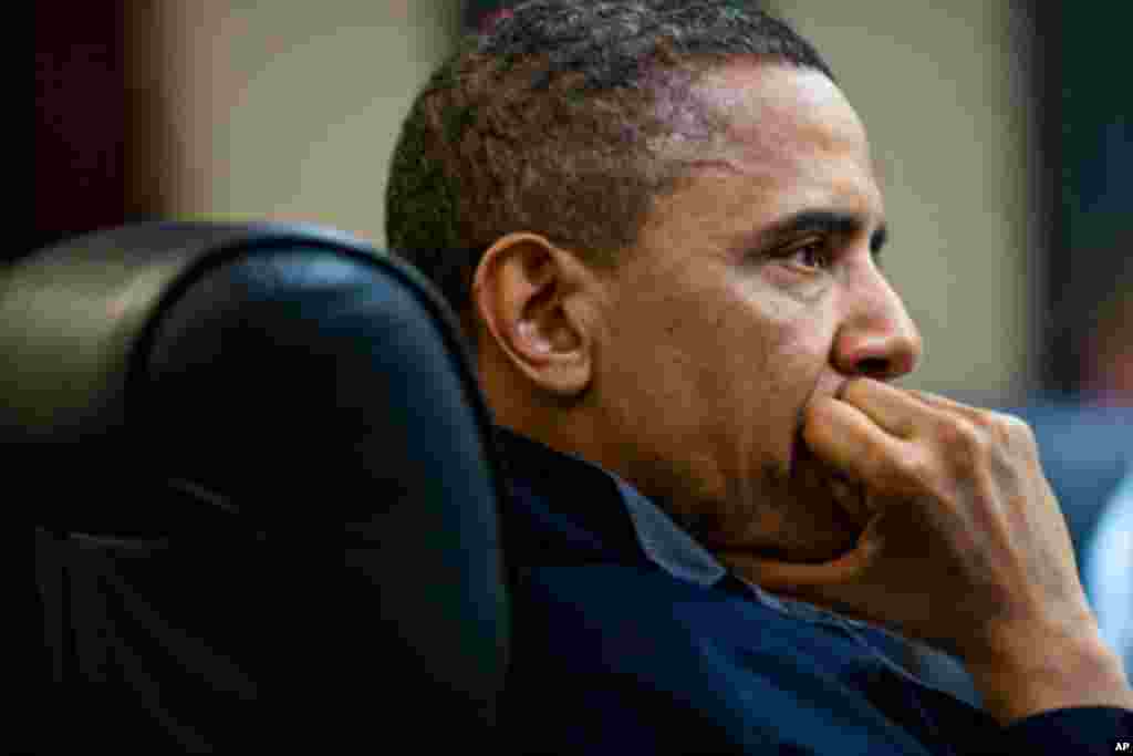 奥巴马总统在白宫局势研究室听取突袭本拉登的汇报
