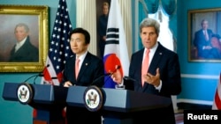 U.S. Secretary of State John Kerry (R) and South Korea's Foreign Minister Yun Byung-se talk to reporters about the 2+2 Ministerial meetings, at the State Department in Washington, Oct. 24, 2014.