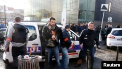 La police française sécurise la zone où un homme a été abattu à un poste de police dans le 18ème arrondissement à Paris, France, 7 janvier 2016.