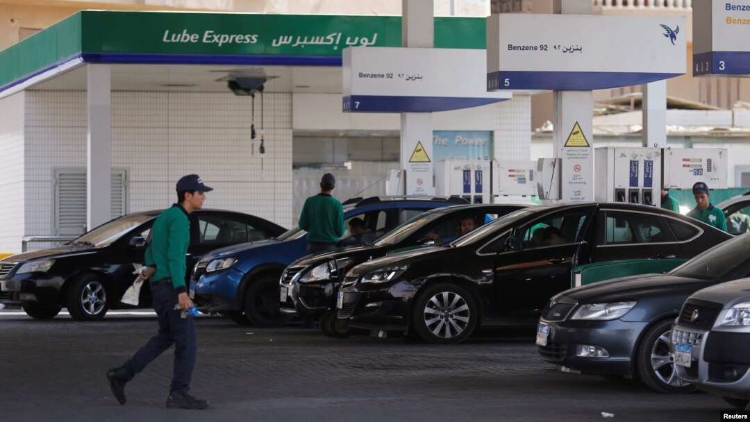 Workers fill cars as people wait in their cars at Emarat petrol stations after an increase in fuel prices in Cairo, Egypt, June 30, 2017. For the third time sine 2015, Egypt has raise fuel prices.
