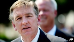 Paul Gosar, un républicain de l'Arizona, lors d'une conférence de presse en réponse à la décision de la Cour suprême sur les soins de santé à Washington, le 28 juin 2012.