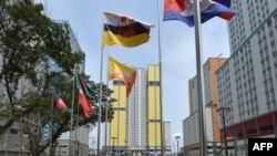 Bendera -bendera dari negara peserta Asian Games 2018 berkibar di perkampungan atlet di Kemayoran, Jakarta Pusat, 26 Februari 2018.