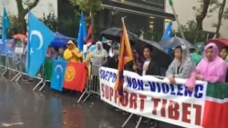 མཉམ་འབྲེལ་རྒྱལ་ཚོགས་མདུན་ལ་རྒྱ་ནག་གི་སྲིད་ཇུས་ལ་ངོ་རྒོལ་བྱས་པ།