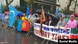 མཉམ་འབྲེལ་རྒྱལ་ཚོགས་མདུན་ལ་རྒྱ་ནག་གི་སྲིད་ཇུས་ལ་ངོ་རྒོལ་བྱས་པ།