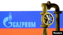 Gazprom အမှတ်တံဆိပ်နဲ့ ရုရှားအလံကို တွဲဖက်ပုံဖော်ထားပုံ။
