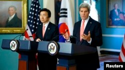 El secretario de Estado John Kerry se reunió en Washington con el secretario de RREE coreano Yun Byung-se.