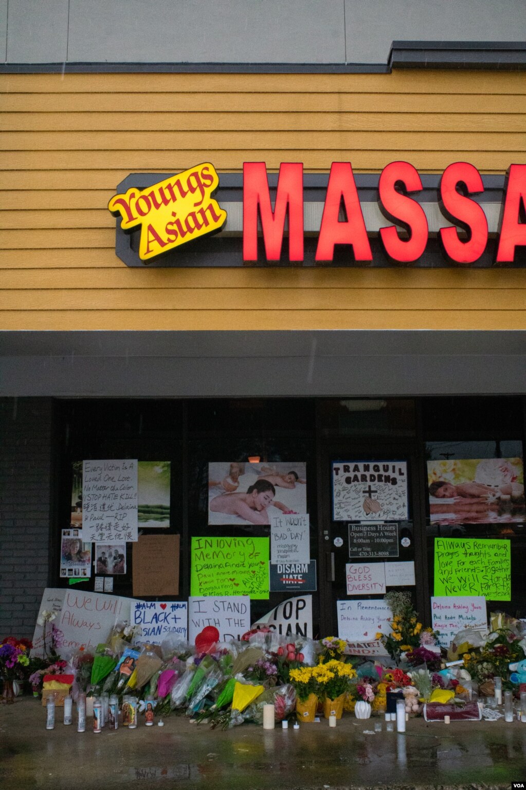 亚特兰大枪击案受害者谭小洁的店外摆满了鲜花和字报（美国之音记者文灏拍摄）(photo:VOA)