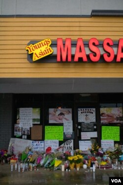 亚特兰大枪击案受害者谭小洁的店外摆满了鲜花和字报（美国之音记者文灏拍摄）