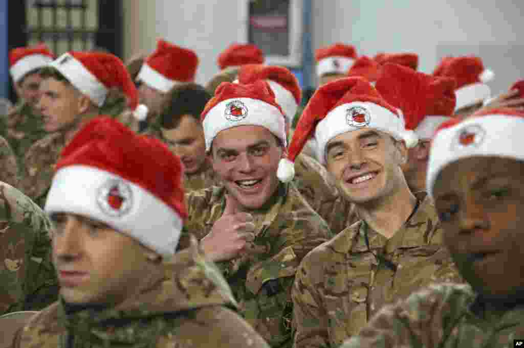 این سربازان آمریکا و نیروهای ناتو در افغانستان کریسمس را جشن می گیرند. شاید برای خیلی از سربازان آمریکایی این آخرین کریسمس باشد، پرزیدنت ترامپ تصمیم گرفته که نیمی از ۱۴ هزار نیرو را به آمریکا بازگرداند.