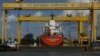 Sebuah kapal terlihat di galangan kapal di barat laut Waterfront City di Batam, 26 Februari 2016. (Foto: REUTERS/Edgar Su)