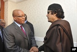 Le président sud-africain Jacob Zuma et le leader libyen Mouammar Kadhafi