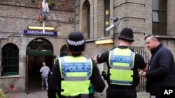 La policía vigila la entrada a la estación del metro Parsons Green en Londres, tras el incidente del 15 de septiembre de 2017.

