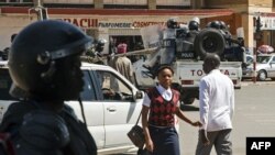 Des officiers de la police anti-émeute déployés avant une manifestation prévue à Lubumbashi, le 26 mai 2016.