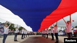 Ogromna ruska zastava u Stavropolju, prilikom proslave Dana Rusije