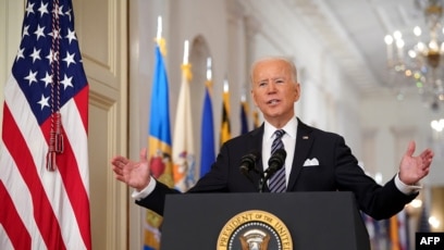 Biden Evoque La Perspective D Un 4 Juillet Celebre En Petits Groupes