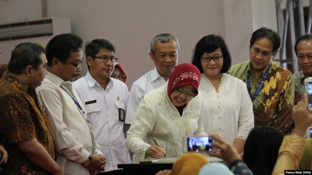 Walikota Surabaya Tri Rismaharini menandatangani pencanangan Gerakan 1.000 Hari Pertama Kehidupan dalam rangka menurunkan angak kematian ibu melahirkan dan bayi (Foto: VOA/Petrus Riski).