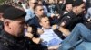 Rusya’nın en tanınmış muhalefet lideri, polis aracına kollarından ve bacaklarından tutularak yaka paça sürüklendi. Alexei Navalny’nin gözaltına alınması sırasında göstericiler “Putinsiz Rusya” ve “Kahrolsun Çar” diye slogan attı.