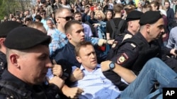 Ruska policija nosi Alekseja Navalnog sa protesta u Moskvi, 5. maj 2018.