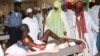 Muhammad Sanusi II rendant visite aux victimes d'une explosion à la School of Hygiene de Kano, le 24 juin 2014.