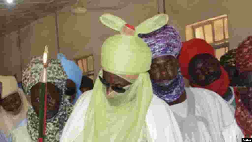 Sarkin Kano, Muhammadu Sanusi na Biyu yana ziyartar wadanda harin bom din Makaratar Malaman Tsafta na Kano ya shafa, a asibitin Murtala dake Kano. Yuni 24, 2014. 