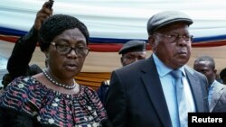 Le leader de l’opposition congolaise Etienne Tshisekedi et son épouse Marthe lors du deuil d’un de ses partisans après les manifestations du 19 et 20 septembre à Limete, Kinshasa, RDC, 1er novembre 2016. 