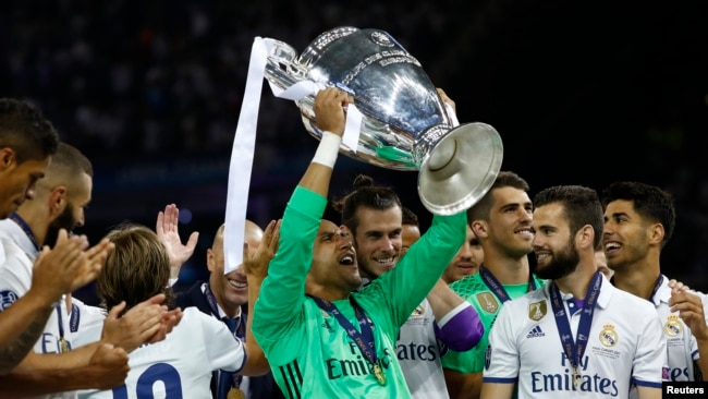Keylor Navas soulève le trophée entouré de ses co-équipiers du Real de Madrid après le sacre consécutif à leur victoire 4-1 du Real en finale de la Ligue des champions contre la Juventus Turin au stade national du Pays de Galle, Cardiff, 3 juin 2017.