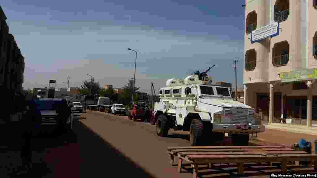 Um carro blindado enviado para as imediações do hotel Radisson Blu. Bamako, Mali, Foto: King Massassy