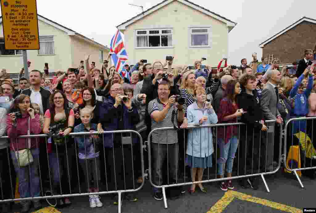 A crowd waits outside the Mount Pleasant Primary School, where U.S. President Barack Obama and British Prime Minister David Cameron visit with school children. Newport, Wales, Sept. 4, 2014.