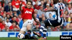 Adnan Januzaj (kiri) berebut bola dengan Youssouf Mulumbu dari West Bromwich Albion di Old Trafford, Manchester (foto: dok).