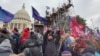 Protest pristalica bivšeg predsednika Trampa pred zgradom Kapitola