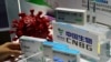 Kandidat za vakcinu Koneske nacionalne biotek grupe (CNBG), državne farmaceutske kompanije Sinofarm, izložena na Kineskom međunarodnom sajmu trgovine pored makete koronavirusa u Pekingu, 4, septembra 2020. (Foto: Rojters,Tingšu Vang)