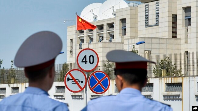 2016年8月30日中国驻吉尔吉斯斯坦大使馆遭自杀炸弹袭击后吉尔吉斯警察在中国大使馆外警卫。