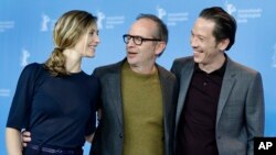 De izquierda a derecha, actriz Cecile de France, director Etienne Comar y actor Reda Kateb, de la película "Django" con la que se inaugura La Berlinale.