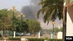 法国驻布基纳法索使馆冒出浓烟。（2018年3月2日）