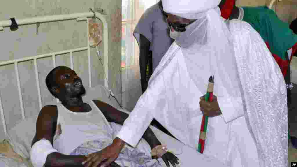Sarkin Kano Muhammad Sanusi na biyu, ya ziyarci wadanda harin bom din ranar juma'a, ya rutsa dasu, a asibitin Murtala Muhammad, a Kano, 30 ga Nuwamba 2014.