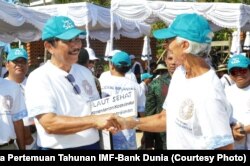 Luhut Binsar Panjaitan bersama Direktur Pelaksana IMF Christine Lagarde di sela-sela upaya pemulihan dan penanaman kembali terumbu karang di Nusa Dua Bali, Minggu (7/10). Isu lingkungan hidup akan ikut dibahas dalam pertemuan nanti.